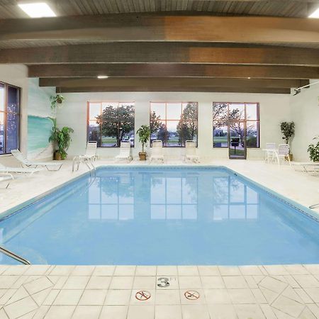 Baymont By Wyndham Janesville Exterior photo