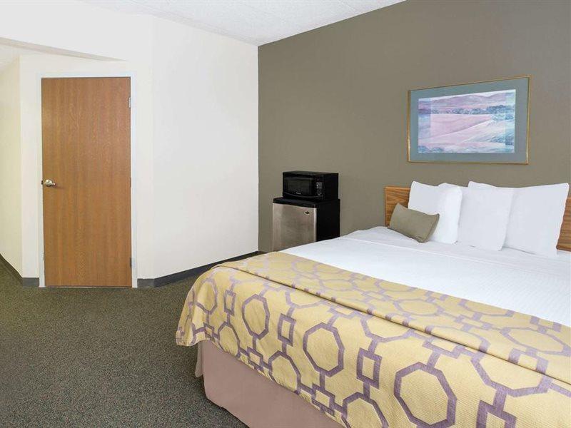 Baymont By Wyndham Janesville Exterior photo