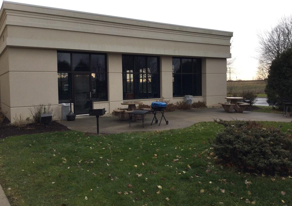Baymont By Wyndham Janesville Exterior photo