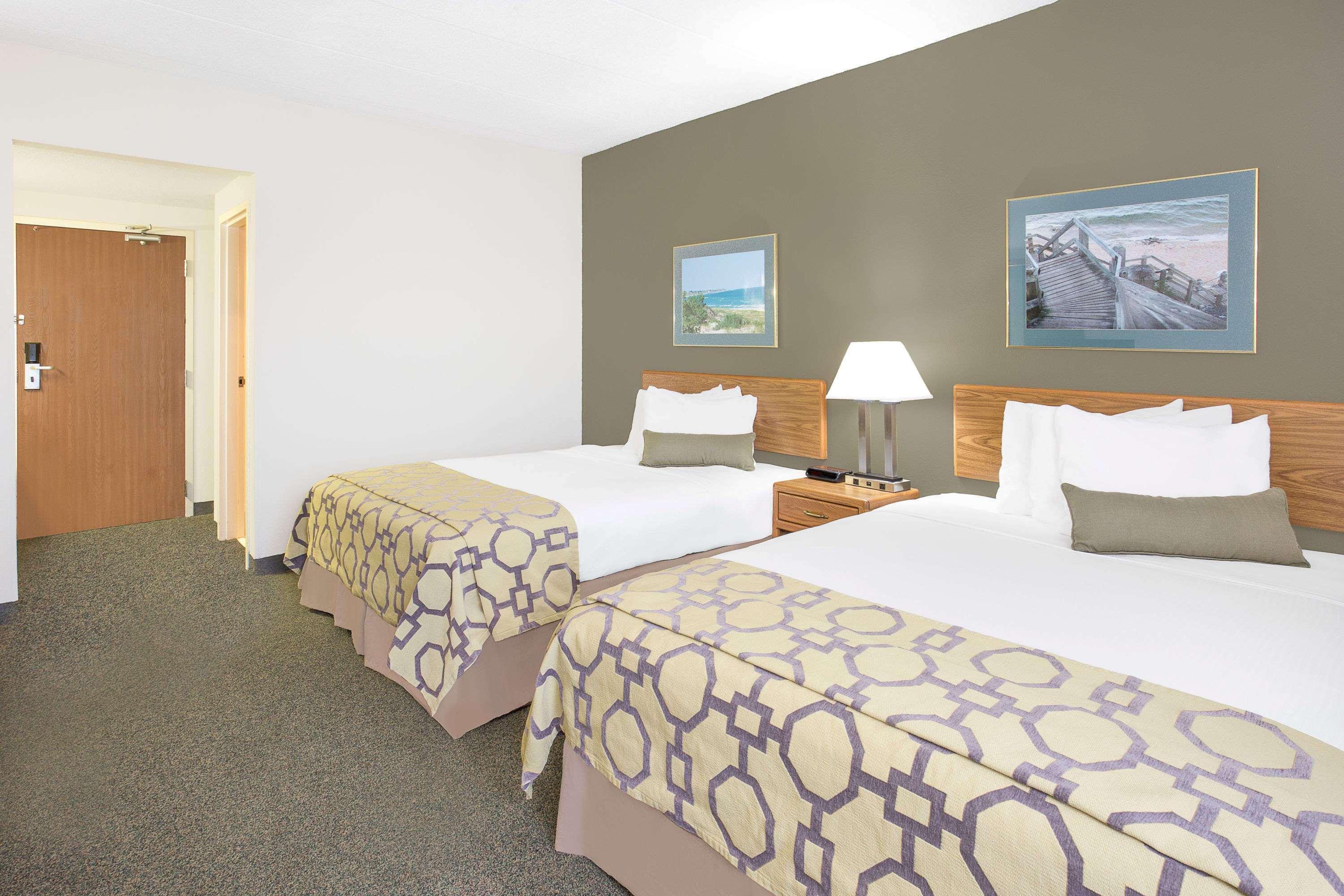 Baymont By Wyndham Janesville Exterior photo
