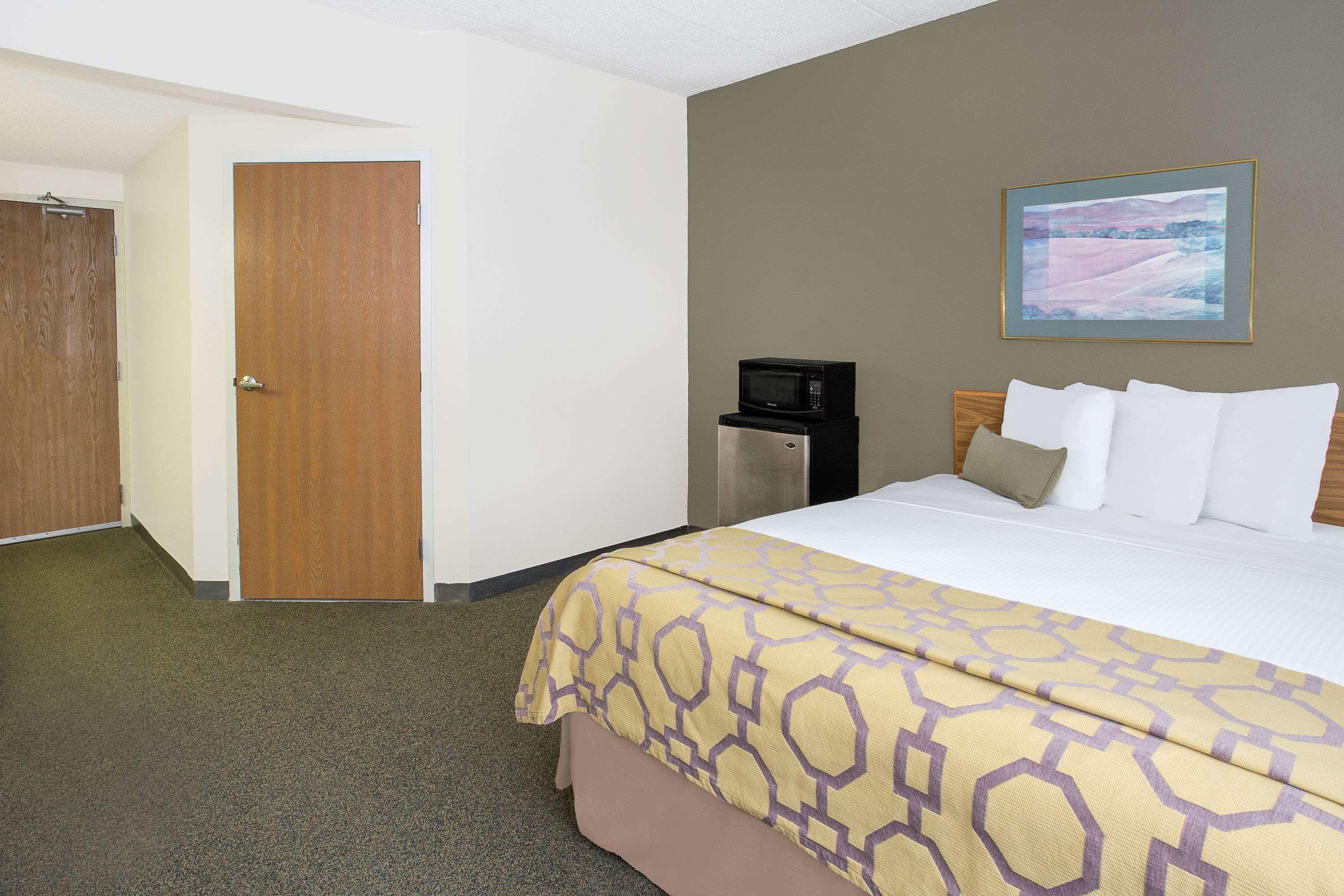 Baymont By Wyndham Janesville Exterior photo