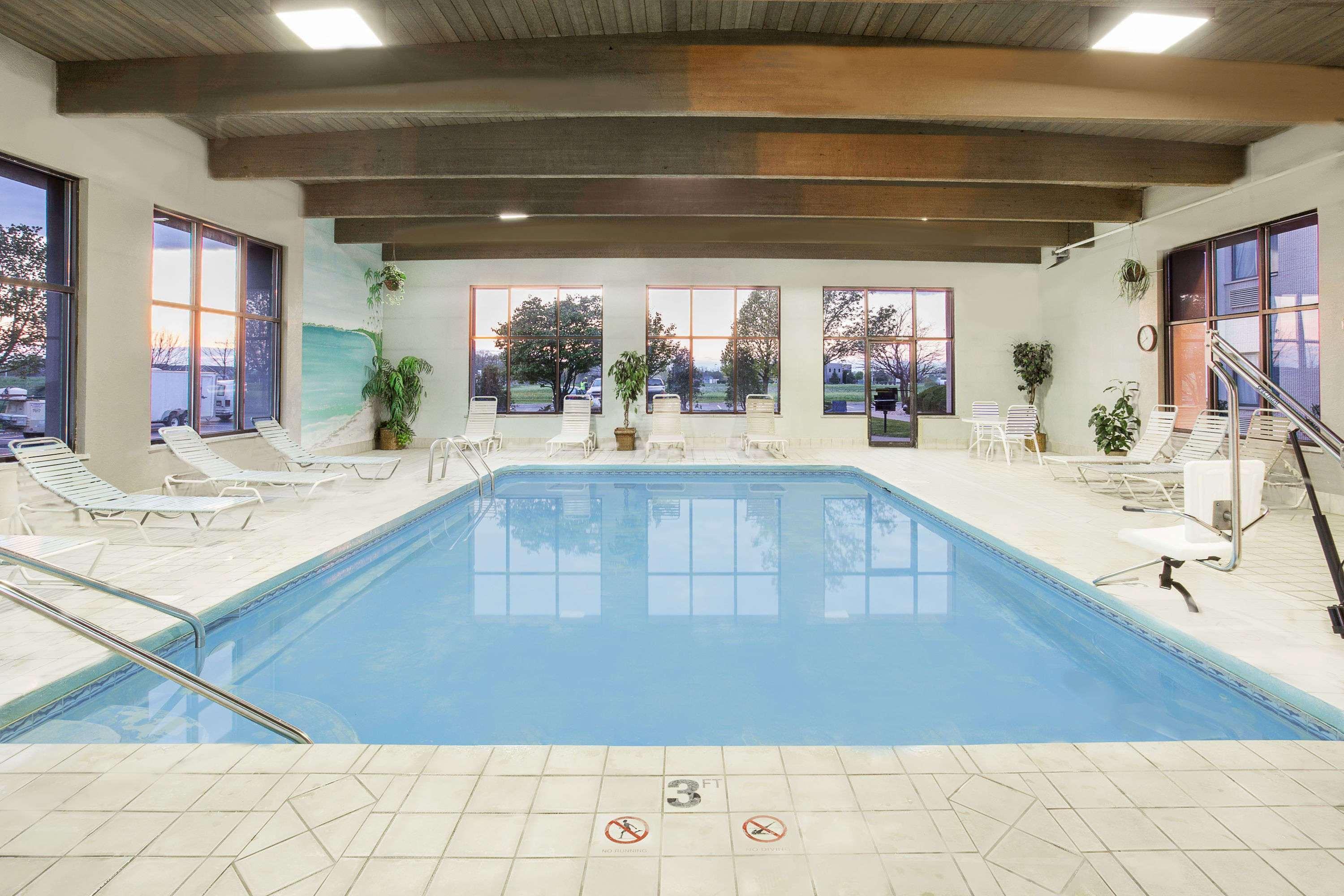 Baymont By Wyndham Janesville Exterior photo
